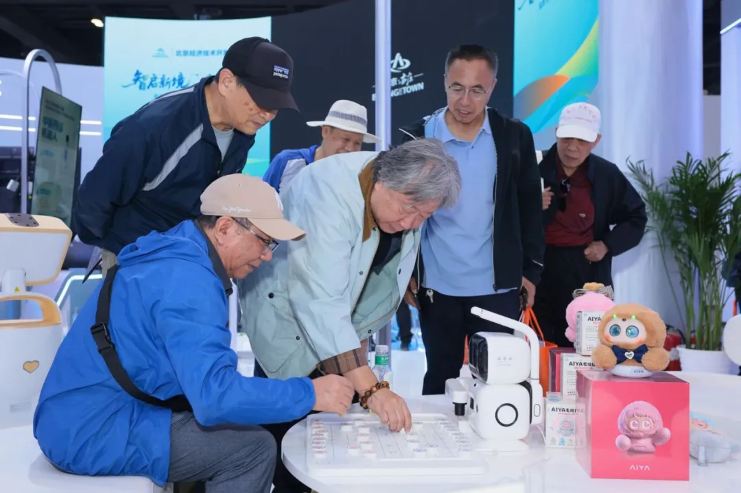 #亦庄发布# 【打造智慧康养示范新范式，北京亦庄把“未来康养家”搬进老博会】老人穿戴外骨骼稳步上下阶梯，AI中医设备快速完成体质筛查，陪伴机器人陪长者唠家常……10月9日至11日，第十二届北京国际老龄产业博览会在京举办，展览面积近3万平方米，汇聚参展企业400余家。其中，北京·亦庄具身智能康养 ​