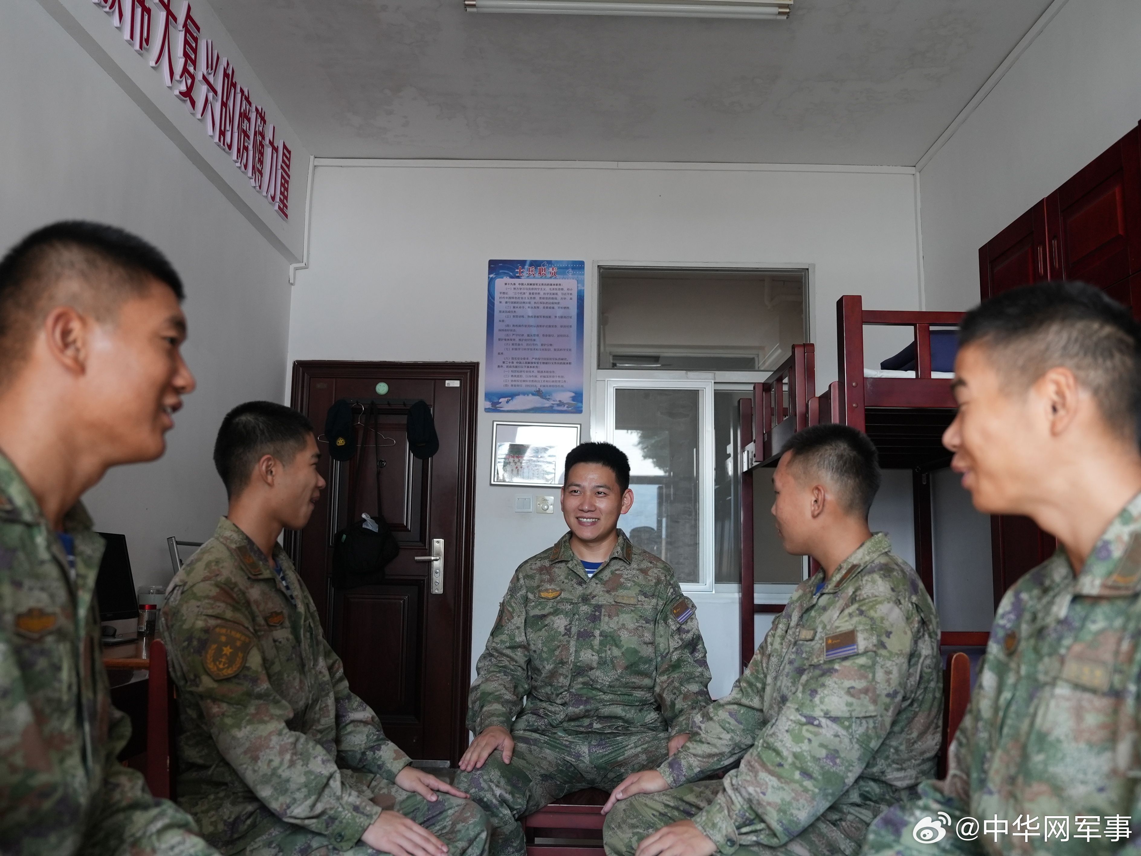 【新兵下连，淬火成钢锻利剑】近日，东部战区海军某导弹快艇大队周密展开新...