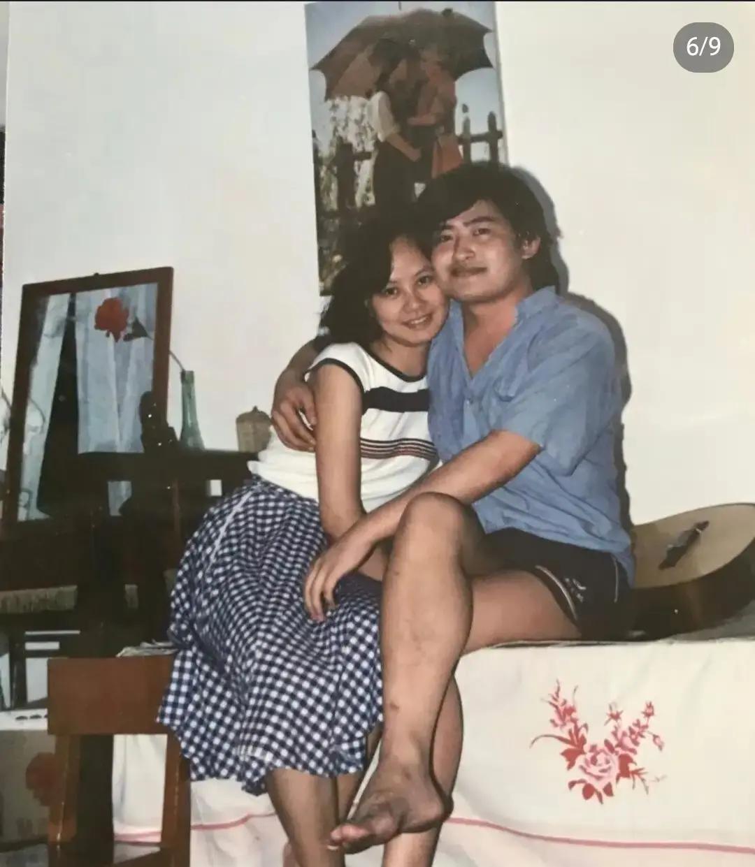 刘欢和卢璐这桩婚事，早些年其实也是在争议声里走过来的。

要说那时候的卢璐，条件简直没得挑，模样周正，事业也稳当，放到现在妥妥的精英范。可她偏偏认准了当时还没现在这么大名气的刘欢，甚至没跟家里人商量太细，就把证给领了。
这操作在当时看，确实够猛的。
那时候两人的成长背景、生活圈子差了一大截。