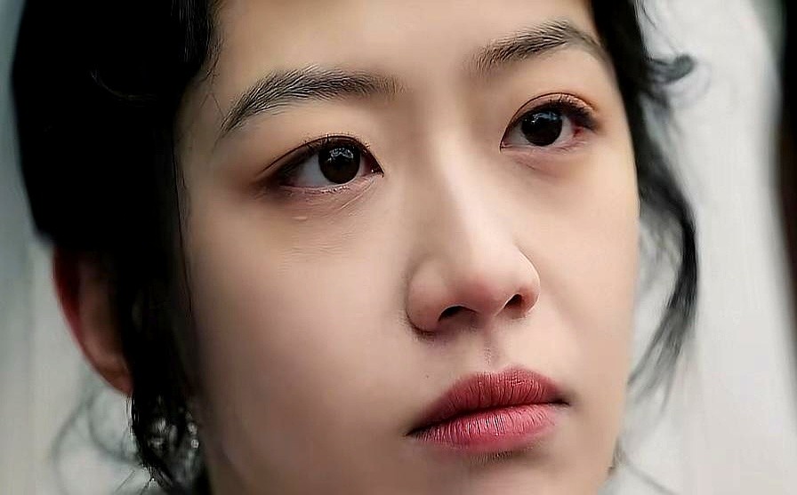 《余红旧事》大结局了，没有大快人心的爽感，全员皆是输家。

从婚礼修罗场一路拉扯到终局，铁城这飘雪的小城里，亲情、利益和罪孽死死绞在一起。张哲华演的刘阳彻底被执念拖进深渊，王佳佳演的刘娟在亲情法理前痛苦抉择，马伊琍演的陈红拼命挣脱不堪过往，还有藏着最深秘密的郝洁。

剧里没有纯粹的好人坏人，只有被婚