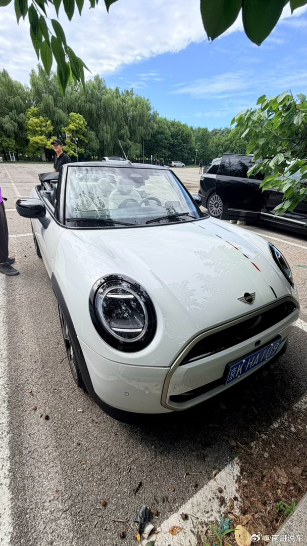 卧槽(¬д¬。)
我今天开了一会宝马 mini 敞篷
我爱了！！！！！！ ​
