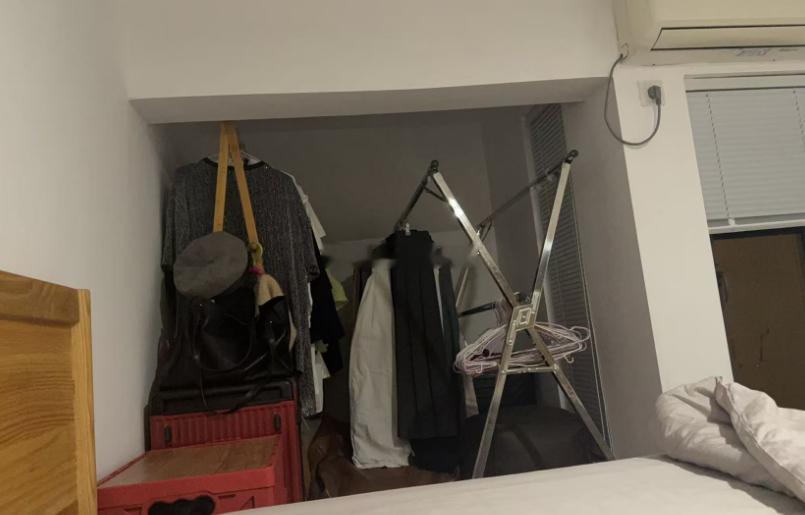 卧室里，如果衣帽间的门正对着床，而你又习惯把睡衣挂在开放式的挂杆上，那每天晚上躺下、每天早上醒来，一睁眼就看到一排衣物“站”在那儿对着你，时间长了，心里多少会觉得有些不舒服。这不是什么严重的煞气，就是一种视觉和心理上的微妙干扰——衣服在风水里带有“人气”，尤其是贴身睡衣，更是沾染了你一整天的气息。它们被挂在那里，像一排沉默的影子，夜深人静时，容易让人产生莫名的紧张感，影响睡眠质量。遇到这种情况，不需要大动干戈去改衣帽间的格局，最简单有效的办法就是：加一道布帘。 在衣帽间的入口处安装一根滑轨，挂上一幅落地布帘，颜色选柔和、素雅的，比如米白、浅灰、淡蓝，既能遮住衣物，又能柔化空间的线条。白天拉开，方便取衣；晚上睡前拉上，把衣物“藏”起来，卧室的气场瞬间就安静了。你躺在床上，眼前不再是晃动的衣影，而是一片温柔的布面，心神自然就安定下来了。这个方法成本低、操作简单，却能实实在在地提升卧室的舒适度。风水很多时候不是在改“凶”，而是在改“不舒服”。 你觉得别扭，那就改；改完之后舒服了，气就顺了...