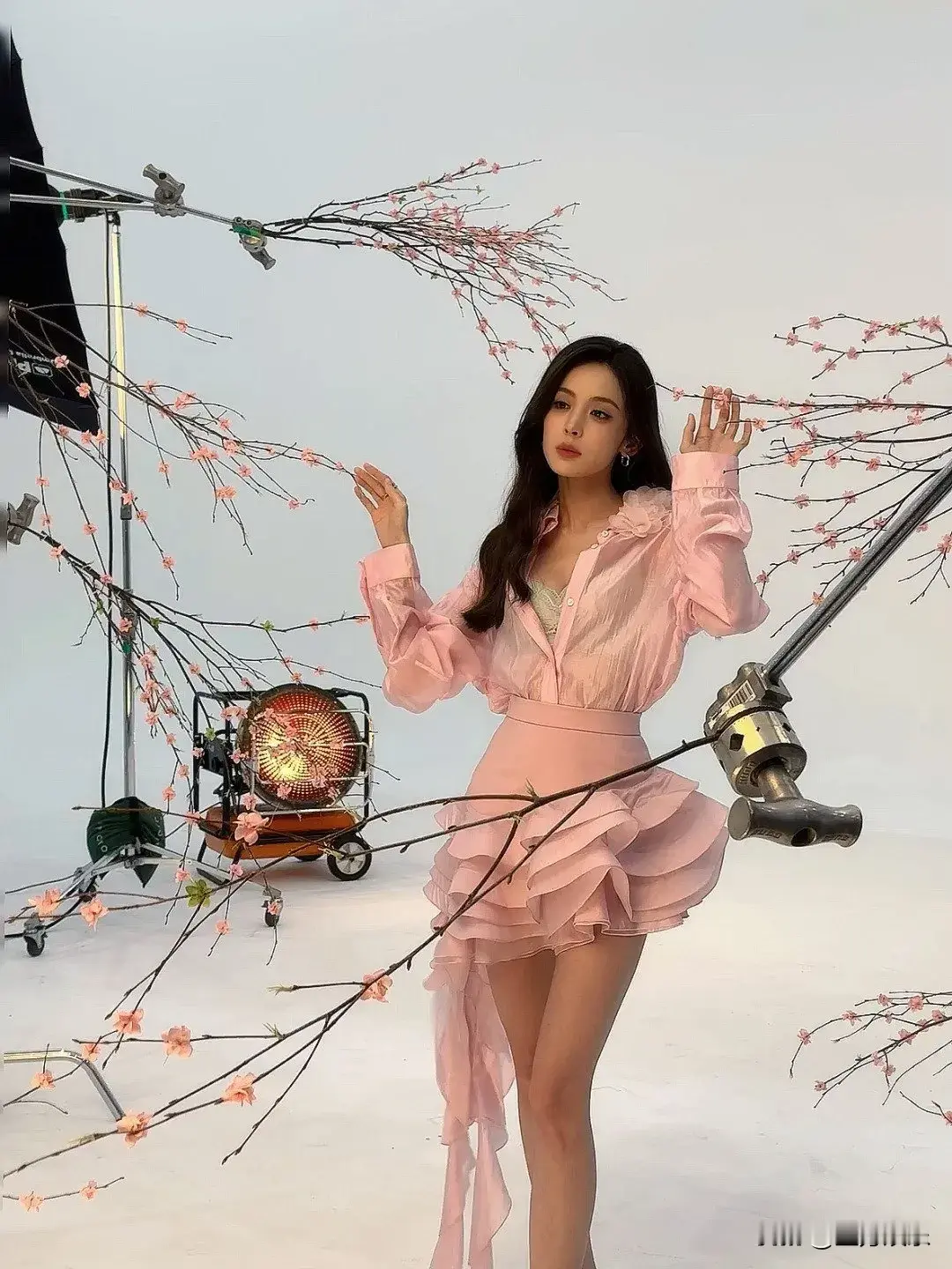 古力娜扎一袭粉色套装，美得摄人心魄。她肌肤如雪，双眸明亮含情，唇角微微...