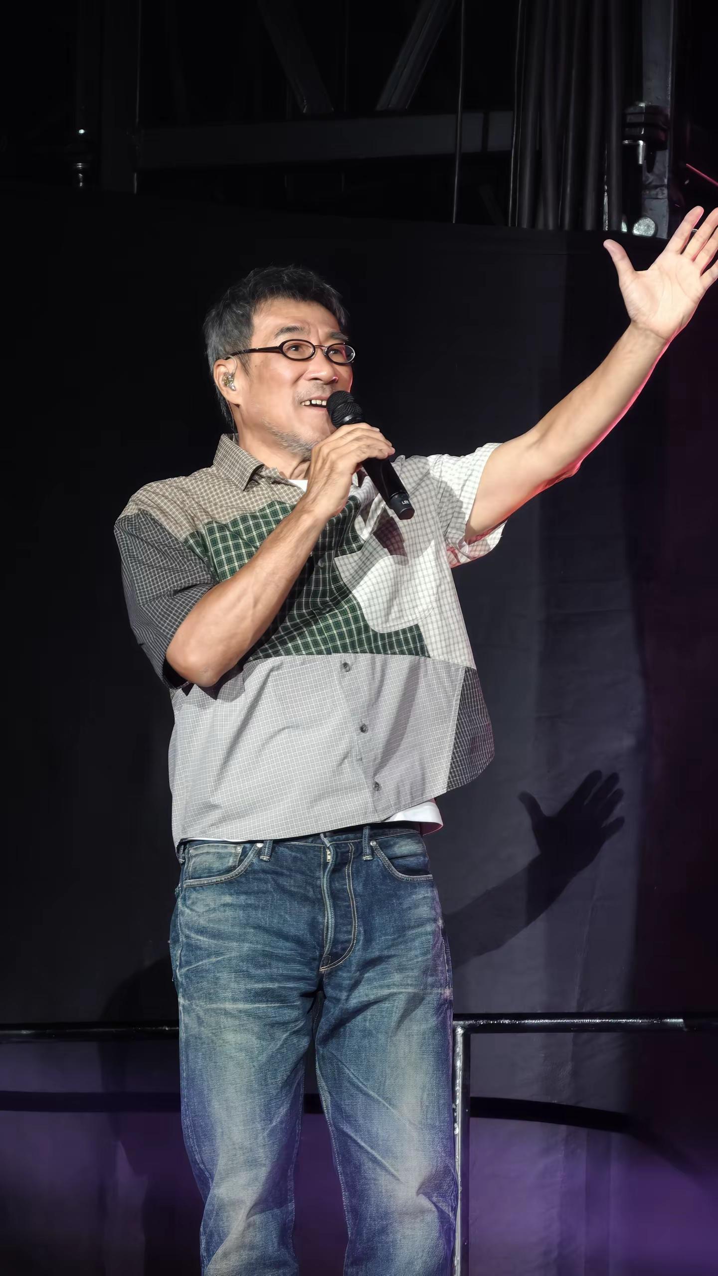 老李我又来了🎉2014-2019-2026你从未用沉重的言语说教只是轻轻浅浅、把你的人间烟火唱给我听一把吉他，半生故事今夜，与岁月和解下个巡回我再赴约有歌之年李宗盛演唱会 演唱会 李宗盛现场演唱会 李宗盛