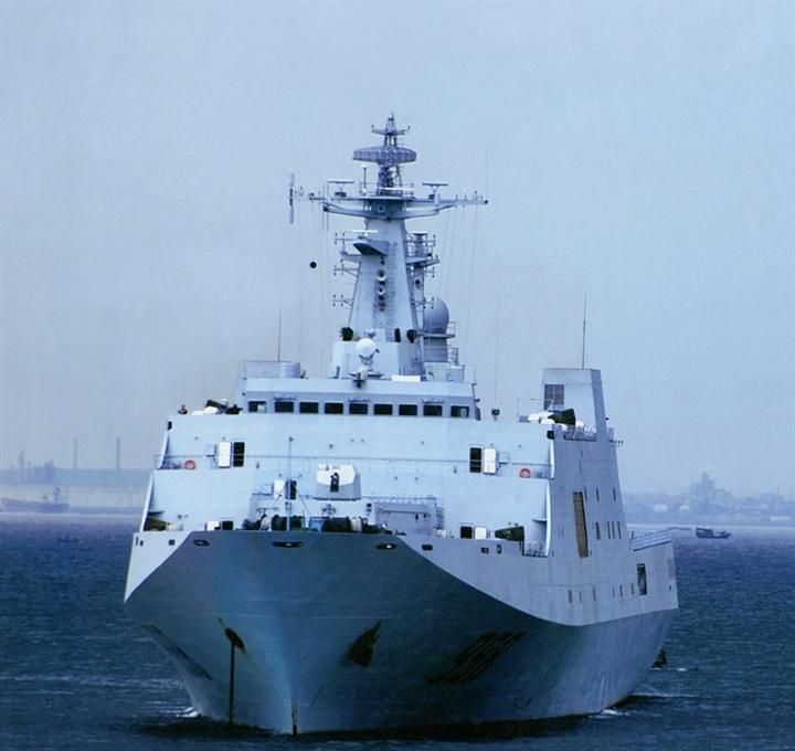 美军林肯号航母完成长达286天的海上部署，停靠泰国港口进行休整，这也是它近九个月以来第一次真正靠岸。漫长出海期间，舰上曝出物资供给不足，饮用水水质变差，甚至还出现船员情绪失控试图跳海的事件。
 
停靠港口之后，现场拍摄出来的照片，让很多网友感到意外。船体水线位置长满藻类，表层油漆大片脱落，经过调色还