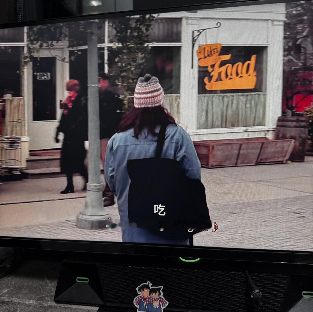 都说如果你从9.22开始每周看四集《吉尔莫女孩》，就会跟着剧集经历秋冬，迎接圣诞和春天[鼓掌][鼓掌][鼓掌]
那么小编就从这个中秋假期开始，和这部剧一起沉浸式入秋！
今晚，我将严肃品鉴👏👏👏#中秋圆游记##中秋许个圆# ​