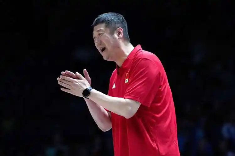 赵勇这暂停叫得真是个神算子！中国女排第三局2:10落后日本，所有人都以为这局要交代了，结果他连换三人，换下主力换上板凳球员，这波反常规操作不仅逆转了比赛，还给全网上了一堂教科书级别的战术课。 
 
很多人看完这场比赛第一反应是“赢得真悬”，但真正悬的根本不是比分，而是赵勇那几个换人决定背后的判断逻辑