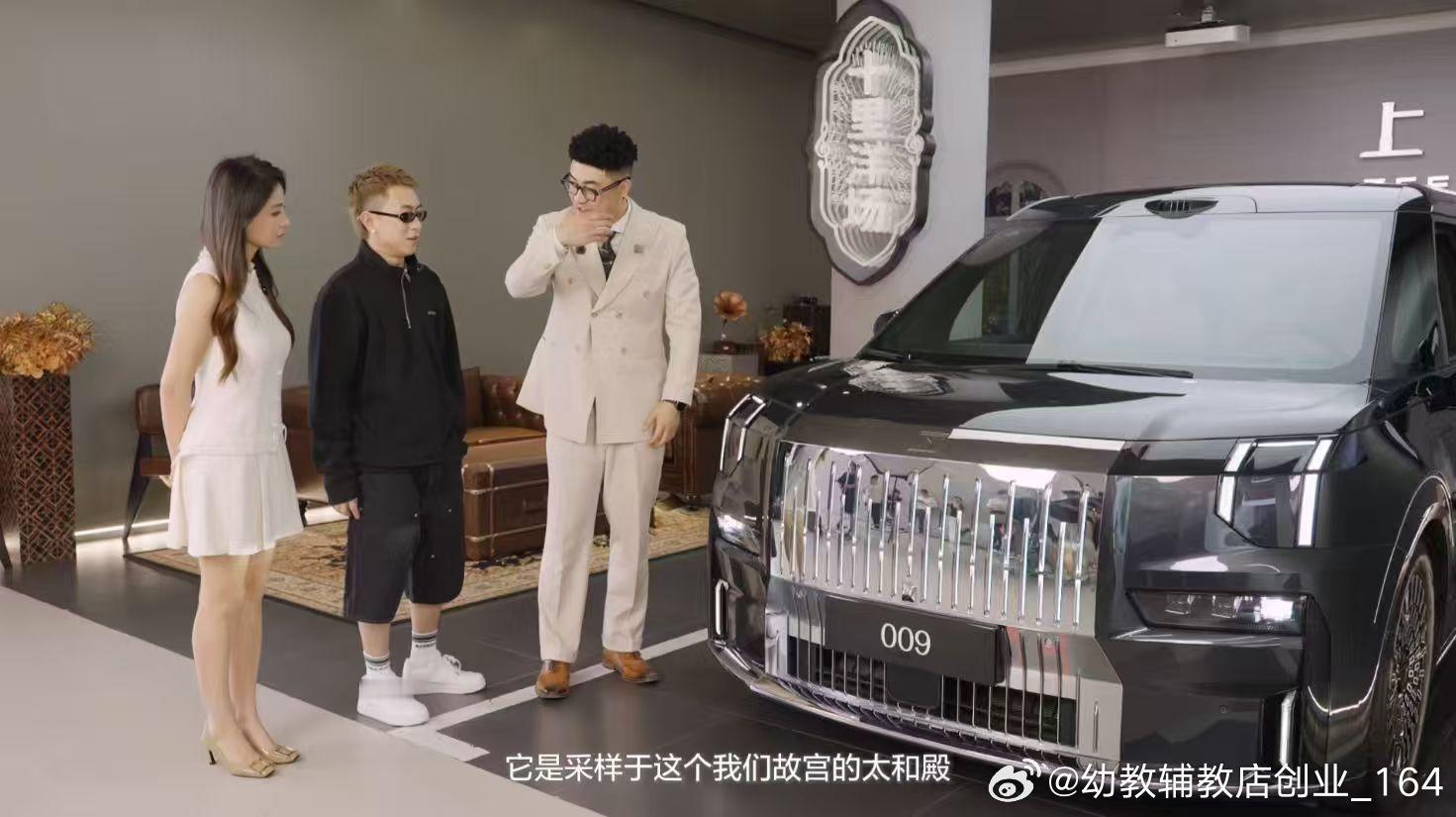 刚刷到秦奋现身上海极氪门店提车极氪009，在上海提车，打破对国产车的刻...
