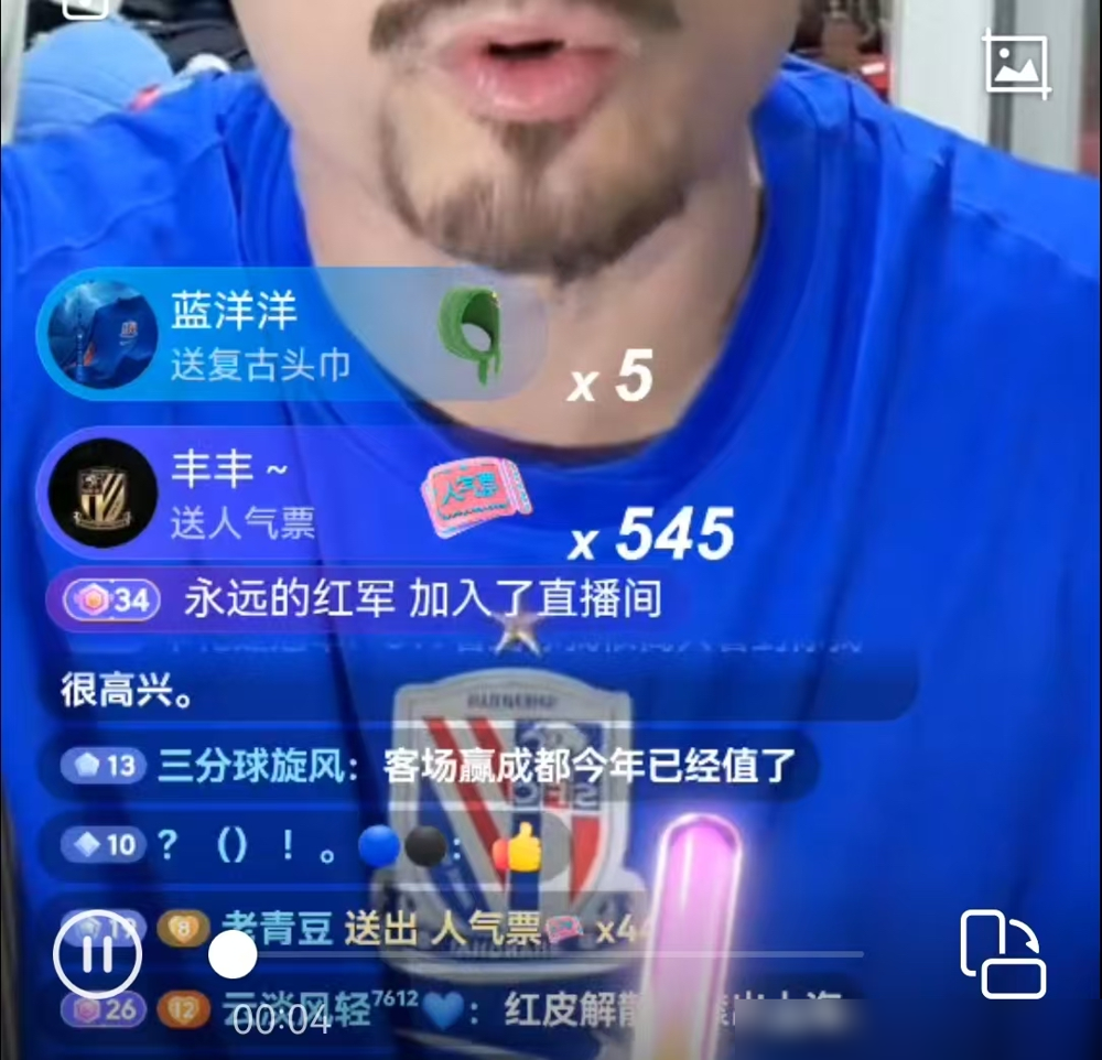打完同城球迷惹怒平台端掉账号，申花网红球迷619居然又坐在镜头前苦口婆心了。
7月30日他还在跟海港球迷贴身肉搏，嘴里狂喷地域歧视言论，惹得全网声讨，平台直接封停他的直播间。谁能想到这才过去不到一个月，他又满血复活打开摄像头。你猜他聊什么？他盯着屏幕劝申花球迷保持理智，看见冲突赶紧去拉架，千万别举