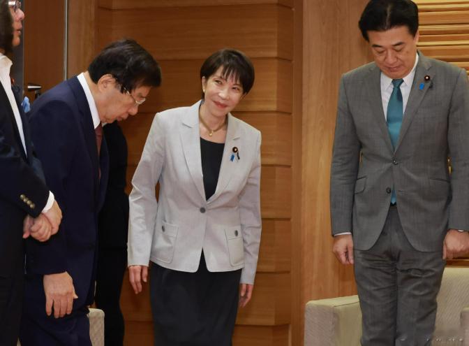 【放逐劲敌、封堵对手、起用“黑金”议员，高市改组内阁被批“或是倒台序幕”】日本《读卖新闻》9月17日发表题为“内阁改造毫无革新感的缘由，是否会成为倒高市的序幕……参议院或将成为火药库”的评论性文章，作者吉田清久认为，近期高市内阁支持率处于下滑或停滞状态，本应借人事调整打出革新旗号、 ​