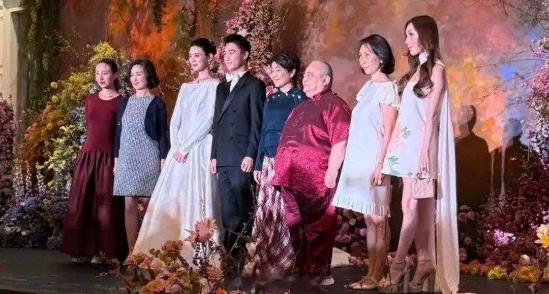 #曝何猷君奚梦瑶答谢宴家族合照##何猷君奚梦瑶答谢宴家族合照曝光#何超雄代表的是大房，姑且也可以这么认为。实际上大房除了何超雄外，还有一个女儿何超贤，她是何鸿燊家族中当下年纪最大的成员。不过何超贤与何超雄姐妹俩几年前就闹翻了，而且何超贤基本都不参与家族活动，因此姐妹俩为避嫌就不会同场 ​