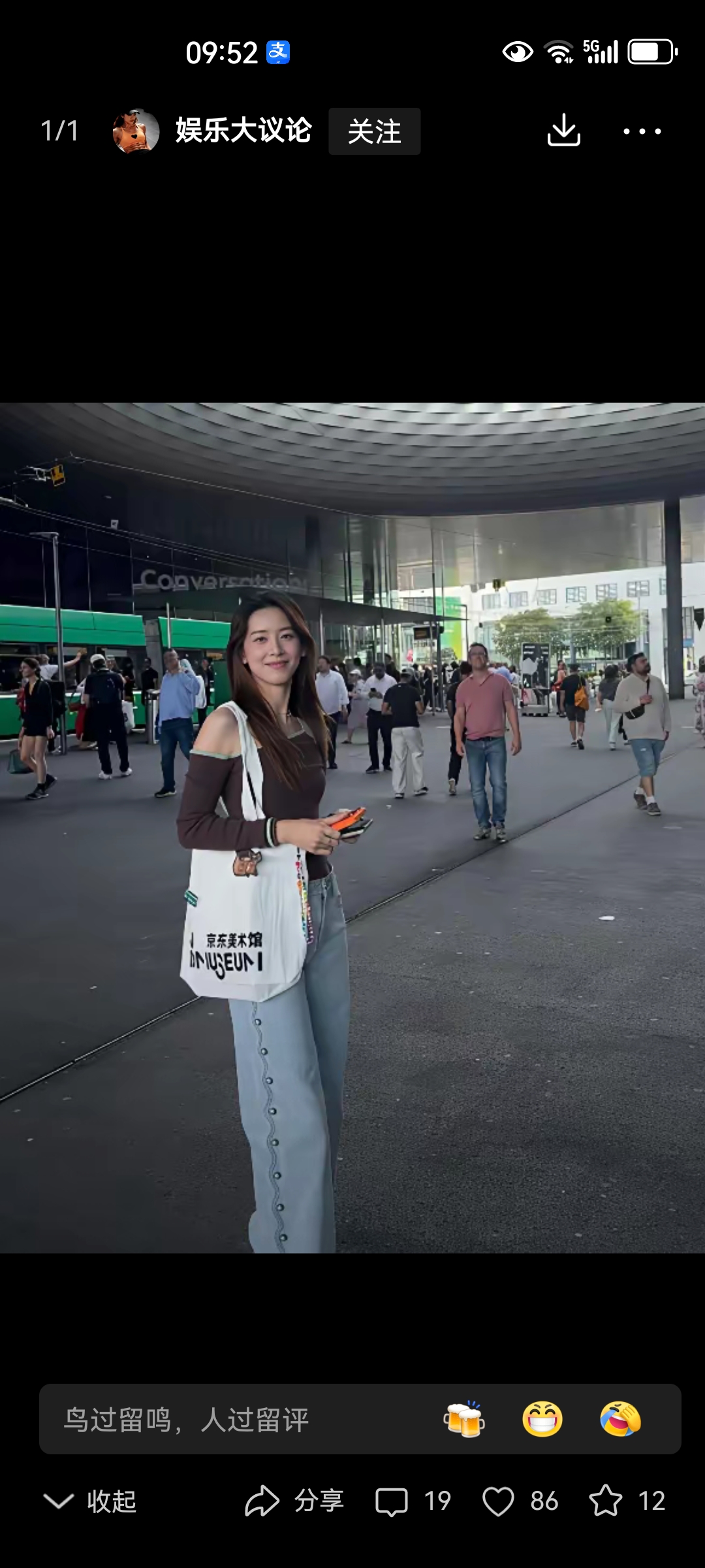 景甜竟然37岁了。每次刷到她的爆料，大家会不会有种时空错乱感:景甜应该还在27或28的年龄。然后需要我们自己消化消化。
与之对比，章泽天今年才32岁，不过，因为章泽天已经是多个孩子的母亲，每次在媒体上看到章泽天的消息，即便她保养的很好，也会给人心理上37或38岁的年龄感[捂脸]。