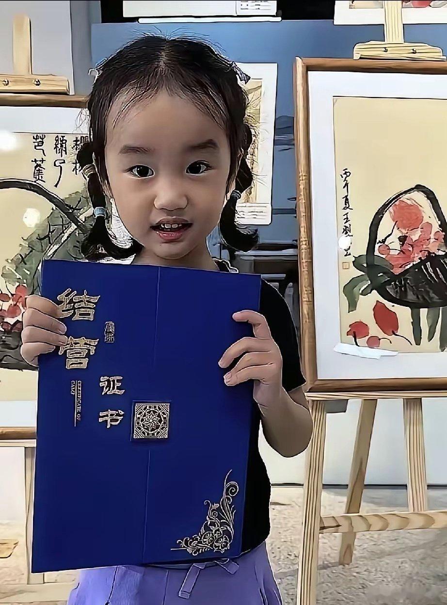李亚鹏的小女儿李夏4岁了。
垂髫之年的李夏呆萌可爱，肉肉的鼻头像极了爸爸李亚鹏。
很有画画天赋的李夏是个福气满满的乖女孩。 ​