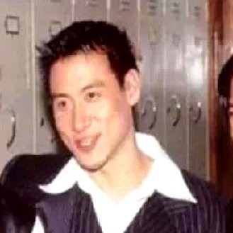 不管去哪个国家开唱，张学友的票就从来没好买过。

现场场场爆满，台下人挤人，门票永远秒空。能被华语乐坛公认叫“歌神”、真正把华语音乐带到国外的，数来数去也就他了。

他不玩虚的，一上台就是真唱硬顶、高强度连唱带跳，全凭一把嗓子和过硬的业务能力把全场点燃。大家抢破头去现场，图的就是这种无可替代的硬实力