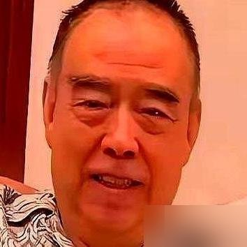陈凯歌在三亚给俩儿子做饭，手腕上那块表，够普通人买套房。
大儿子陈雨昂，早被扔去经商，连镜头边都不沾。小儿子陈飞宇，硬塞进娱乐圈，刚在陈思诚新片里演了个反派。
电影里他阴着脸撞头，咧嘴一笑，全网炸了。台词更狠：“别人都说我靠爹。”陈思诚赶紧澄清，这是原剧本，不是故意加的。
这边刚上热搜，那边跟