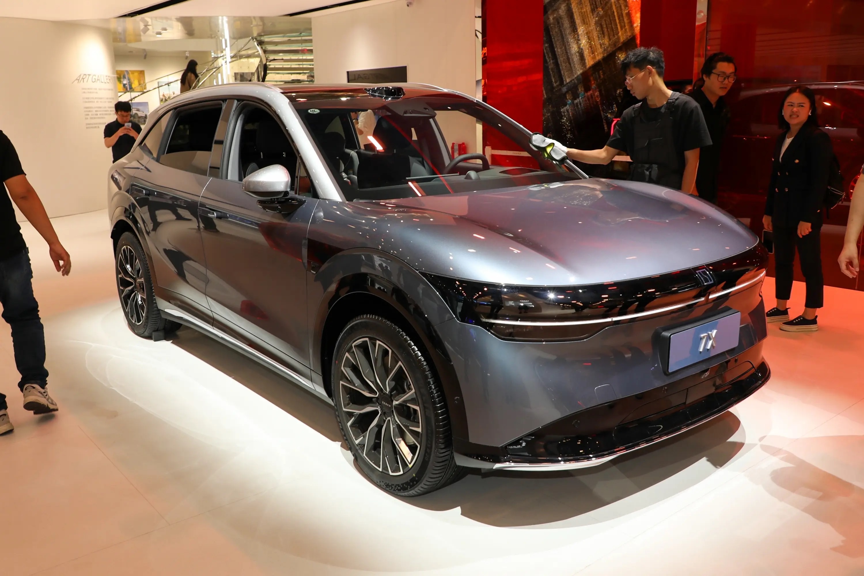 极氪7X是目前20-25万价位一款热度很高的纯电中型SUV，核心卖点是在这个价位段给到了比较均衡的“水桶”配置，没有明显硬伤。

📊 核心参数速览

· 价格与版本：2026款限时权益价 21.98万-25.98万元。全系标配900V/800V架构和激光雷达。
· 尺寸与空间：车长4825mm，轴距