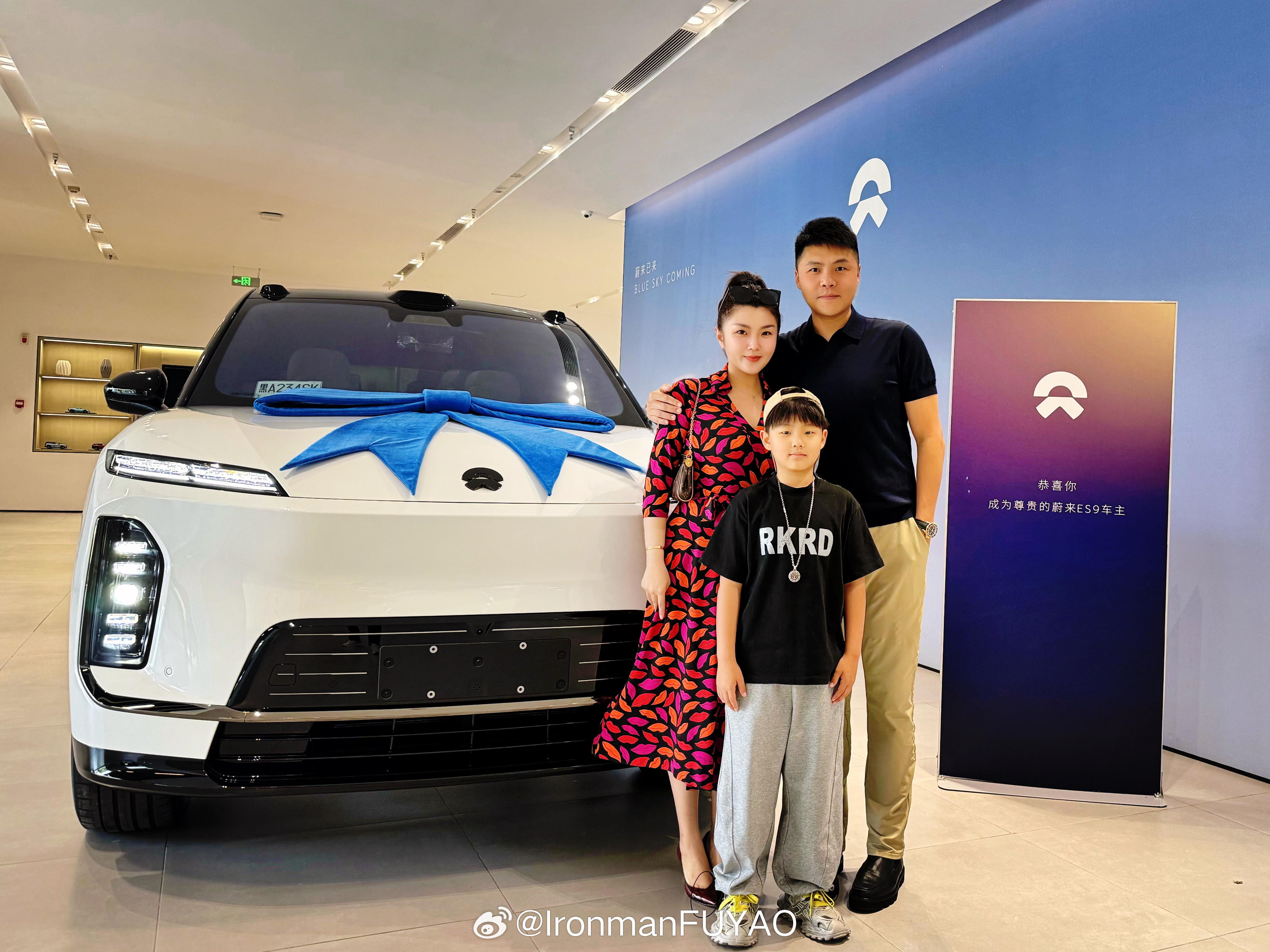 蔚来ES9提车一周，这是三年内购入的第二台国产新能源车，同时也凑齐了燃油、混动、纯电全家桶，放在五年前，很难想象自己会投入百万购买国产汽车品牌。es9实际使用下来，驾乘质感完全不输进口百万级SUV，该夸就夸，不必媚外。特别好评的是实体按键很多，对于我这种不爱语音交互的人用着踏实顺手。非要 ​