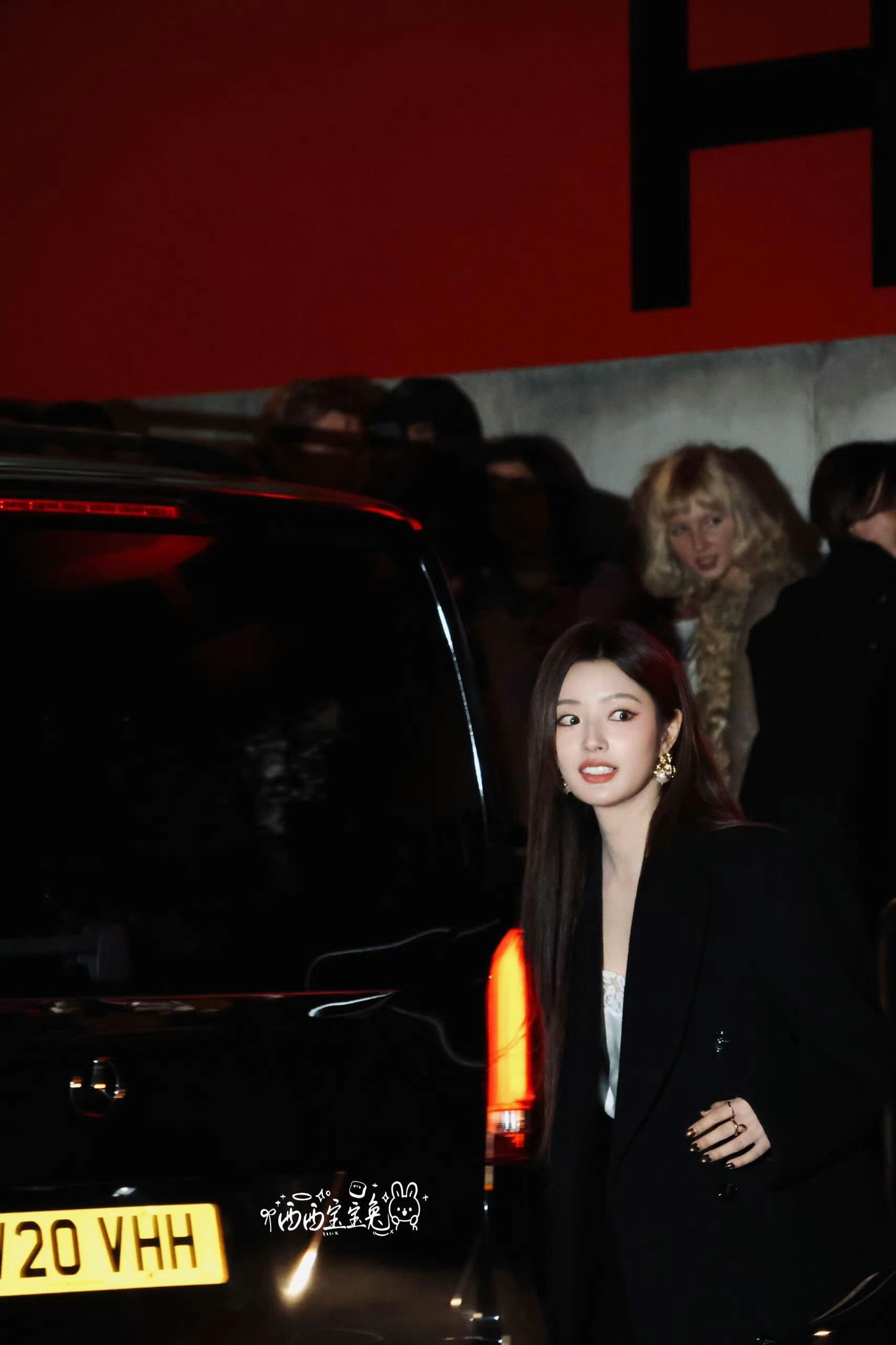 徐若晗伦敦时装周杀疯！高冷御姐秒变甜妹   最近，徐若晗在伦敦时装周的...