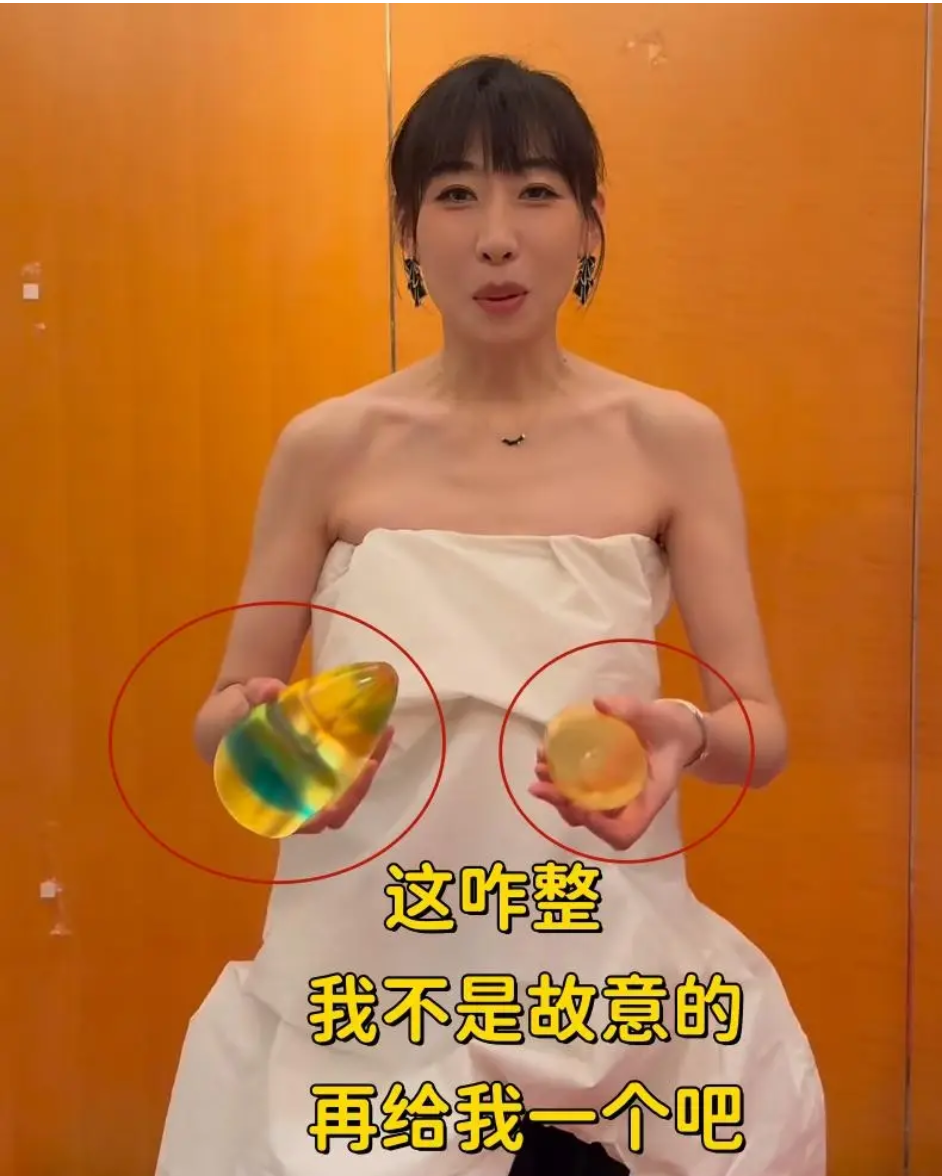 星光大赏红毯翻车：高温绊脚碎奖杯，从头到脚全是戏