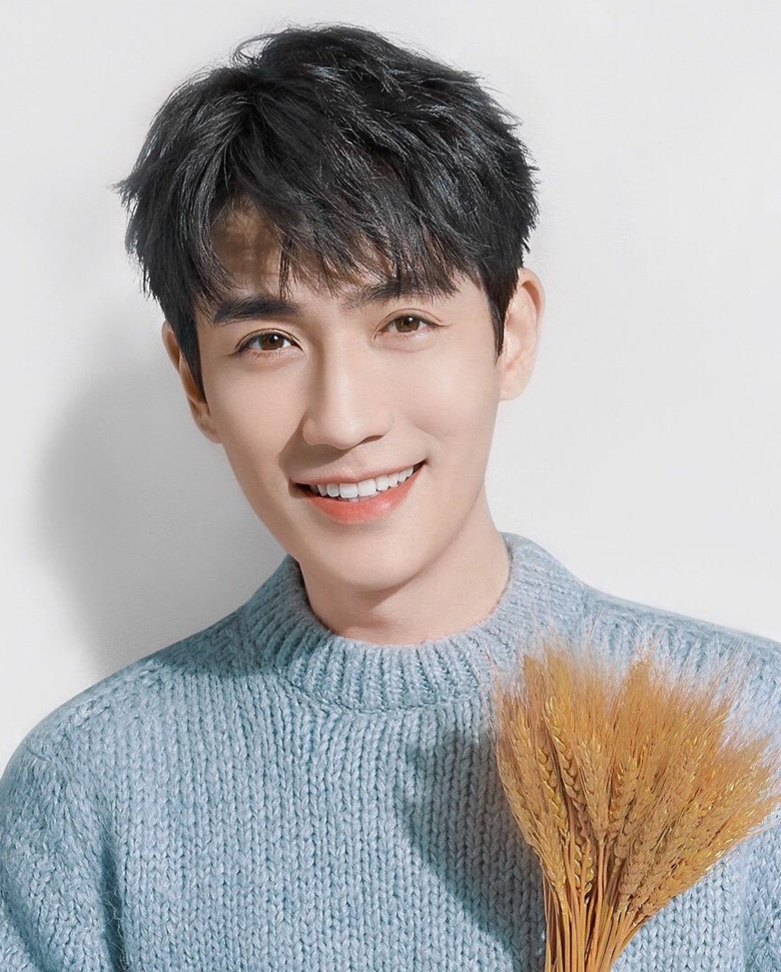 2023年，记者问陈凯歌:“你为什么要让朱一龙出演《志愿军》？”陈凯歌说:“让他出演《志愿军》是我做过最正确的一个选择。”
 
电影中，朱一龙就用自己影帝级的表演，将志愿军李想一角刻画的深入人心。
 
他用细腻的眼神和微表情，以及张力十足的肢体语言，精准刻画出角色的坚毅和柔情。
 
为了演好李想这个