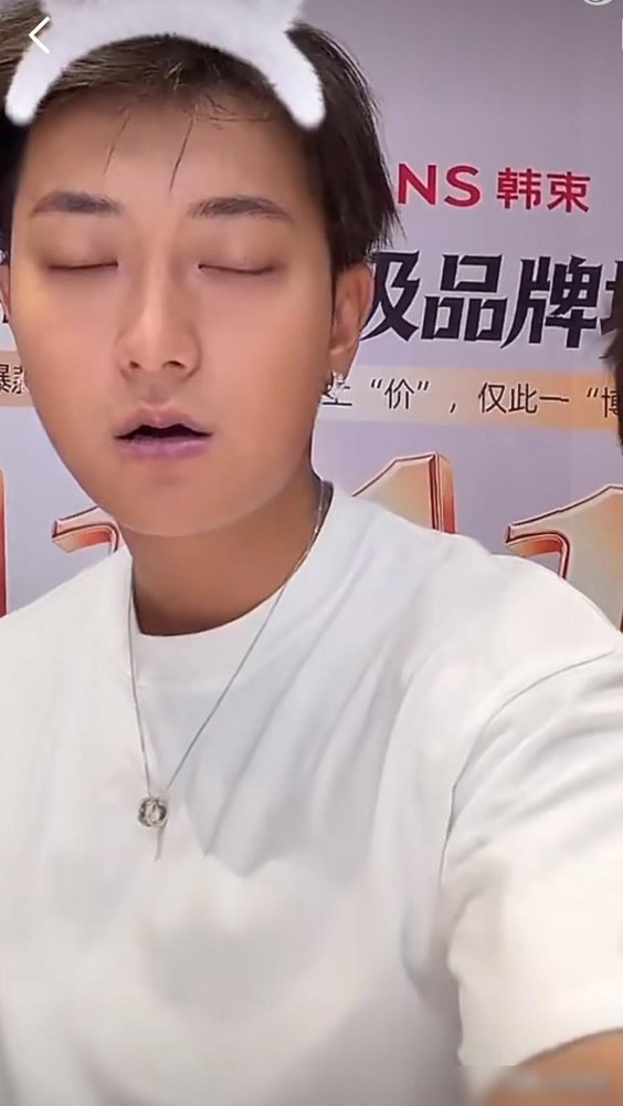 黄子韬在直播间直接炸了，对着弹幕就开骂。就因为有人刷屏让徐艺洋把剖腹产刀口和妊娠纹露出来看看。
他脸涨得通红，嘴唇都是紫的，指着屏幕吼：拿我开玩笑行，别拿我老婆孩子开这种玩笑。旁边徐艺洋一句话没说，眼眶明显红了。
这俩人刚官宣有孩子没多久。徐艺洋之前直播说过，孩子两岁多，怀孕那阵黄子韬推掉一堆工