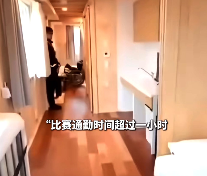 预算从850亿飙到2400亿，翻了近三倍。运动员住的地方是集装箱房，床...