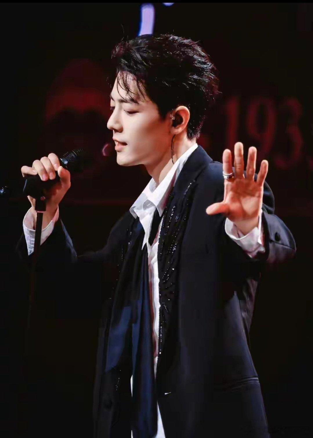 关于肖战的演唱会，目前最核心的动态是网传其出道十周年个人巡演将于10月在南京首站开唱，尽管官方尚未宣布，但粉丝期待值与抢票焦虑已达到顶点。  一、最新进展与官方状态- 网传定档：盛传肖战2026十周年