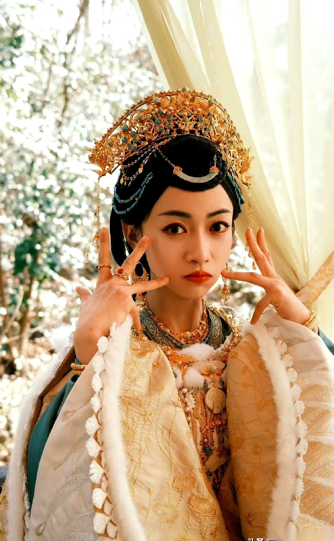 听说《兰香如故》筹备之初，桌上摆着的主演名单是吴谨言和丁禹兮。现在看着屏幕里的谭松韵和刘学义，不少人都在后怕：得亏是换了人。
真要按原计划拍，这剧绝对是另一种活法。
你想想，要是吴谨言顶着那张脸走进这深宅大院，谁敢给她气受？谁敢给她使绊子？她的眼神往院子里一扫，观众估计就直接把瓜子准备好，等着看她下
