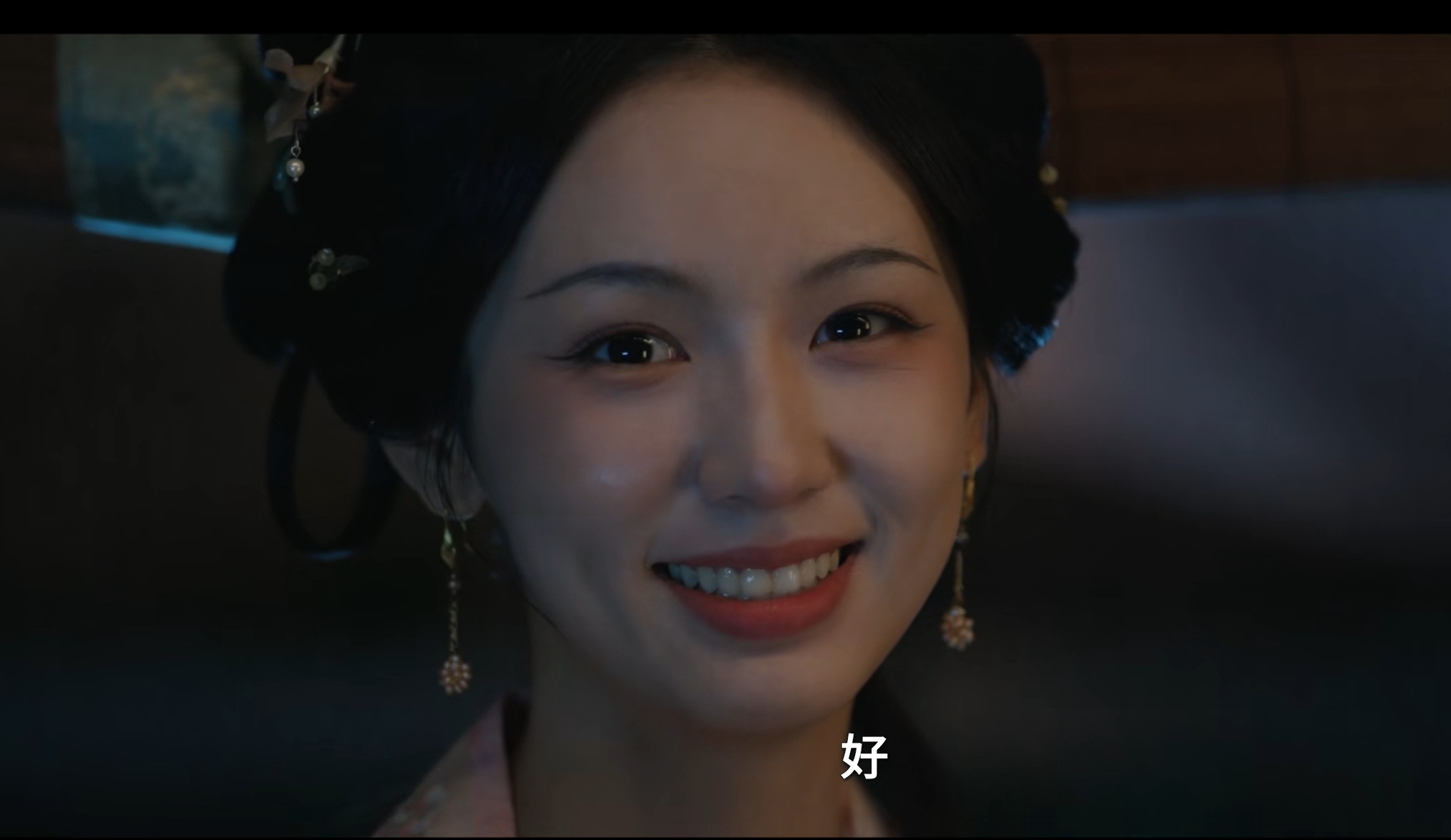 周也太适合这种角色了！演这种外表温柔，内里充满韧性，聪明如狐狸，但又是很可爱的人，她真的是手到拿来。在祖母人前装乖巧，祖母一转身，她的狠戾眼神立刻出来了。她的演技也是很牛了！
周也  一瓯春