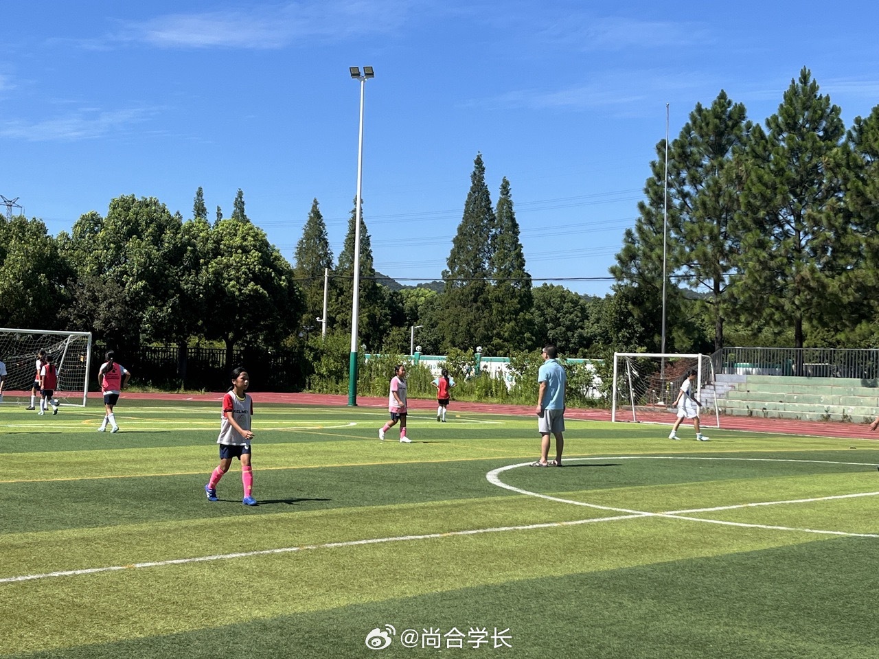 余姚肖东二小女足迎来队史全新里程碑。十一年发展历程中，球队走出三名入...