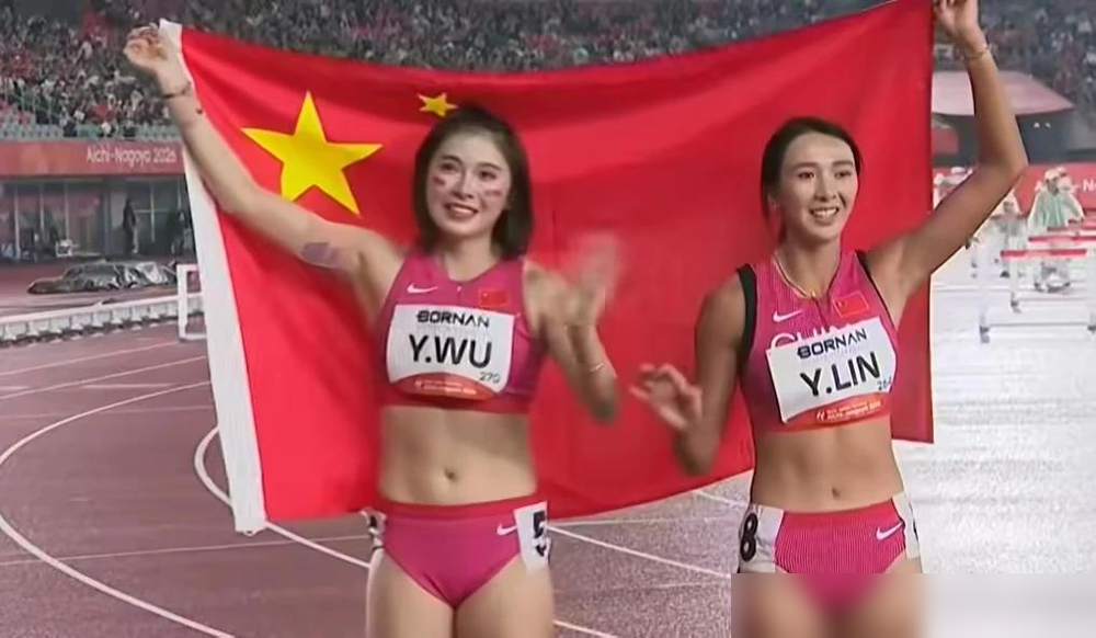 跑出13秒12惨败给日本选手，吴艳妮赛后竟然给自己打了满分。
9月27日晚的亚运会100米栏决赛，场面略显尴尬。日本选手跑出12秒74断崖式夺金，吴艳妮起跑反应全场垫底，拼尽全力也只勉强保住一块铜牌。
这个成绩，跟她巅峰期完全没法比，反而狠狠印证了当年林雨薇夺冠的含金量。可赛后的混采区，吴艳妮披