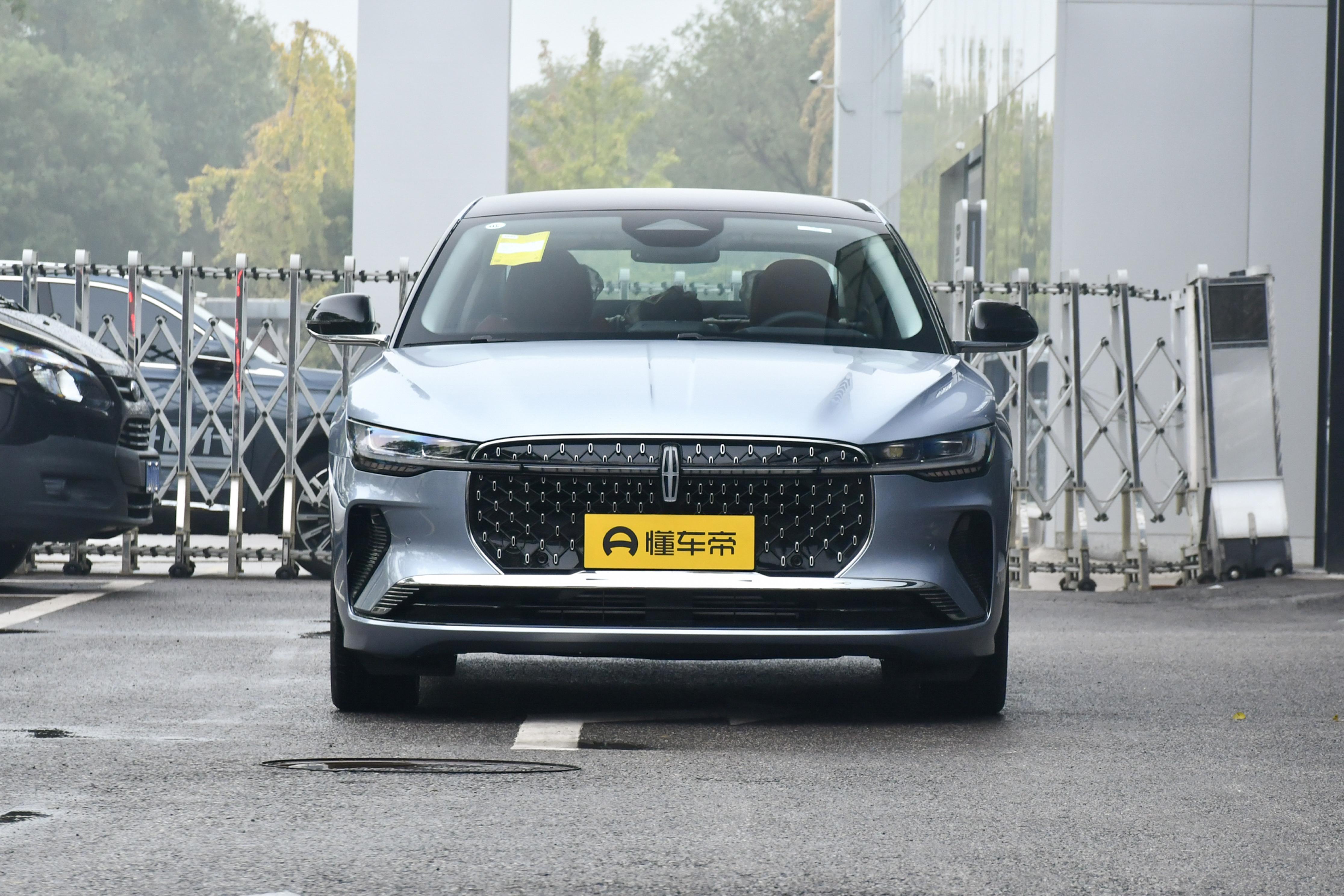 林肯Z，美式轻奢、颜值质感双在线的中型轿车
林肯Z是豪华中型轿车里的颜值黑马，主打年轻轻奢风格，摒弃传统豪华车的老气商务感，以流畅溜背、贯穿灯带、超大联屏打造新潮豪华质感，兼顾颜值、舒适与性价比。整车线条流畅修长，溜背轿跑姿态，时尚动感，回头率超高，年轻家用、轻商务都适配。
驾乘质感延续林肯美式舒适