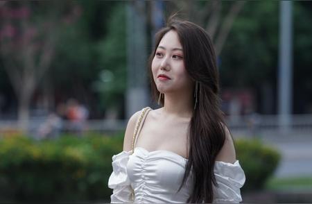 性感包臀裙美女街头散步