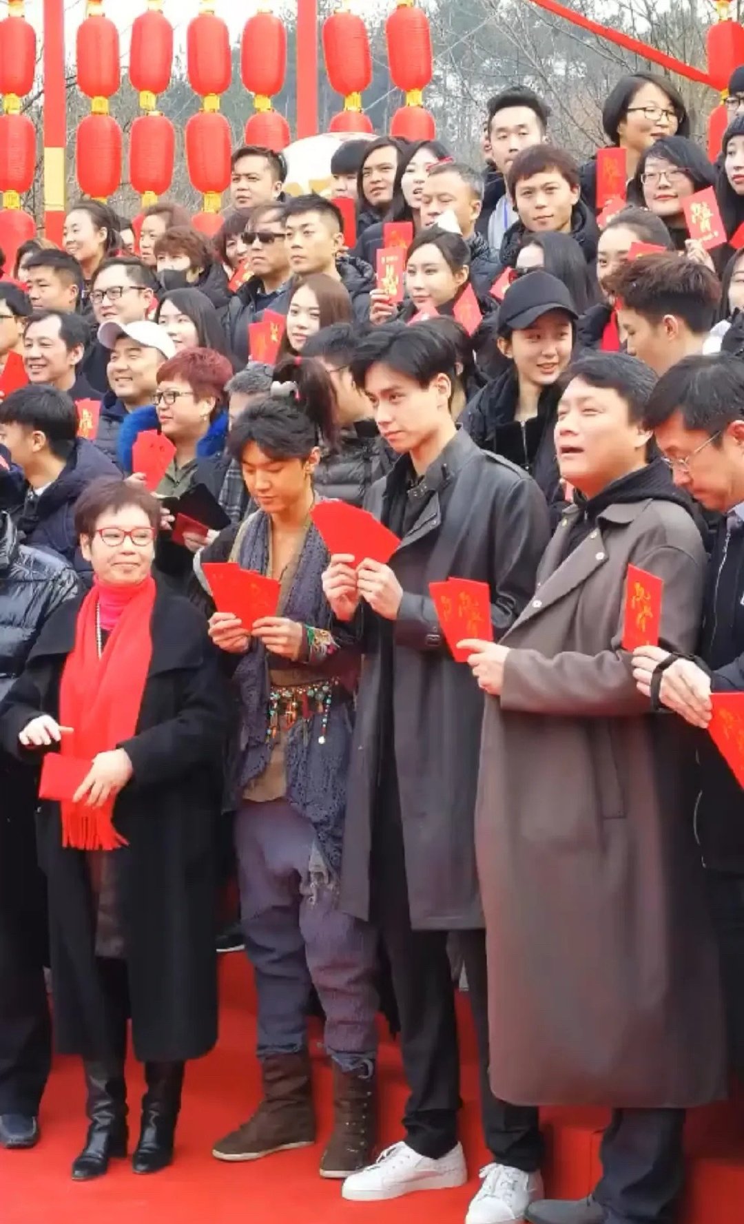陈哲远、胡一天开机仪式，这个妆造我以为胡一天旁边是哪个跑龙套的配角，第一眼真没认出来 ​