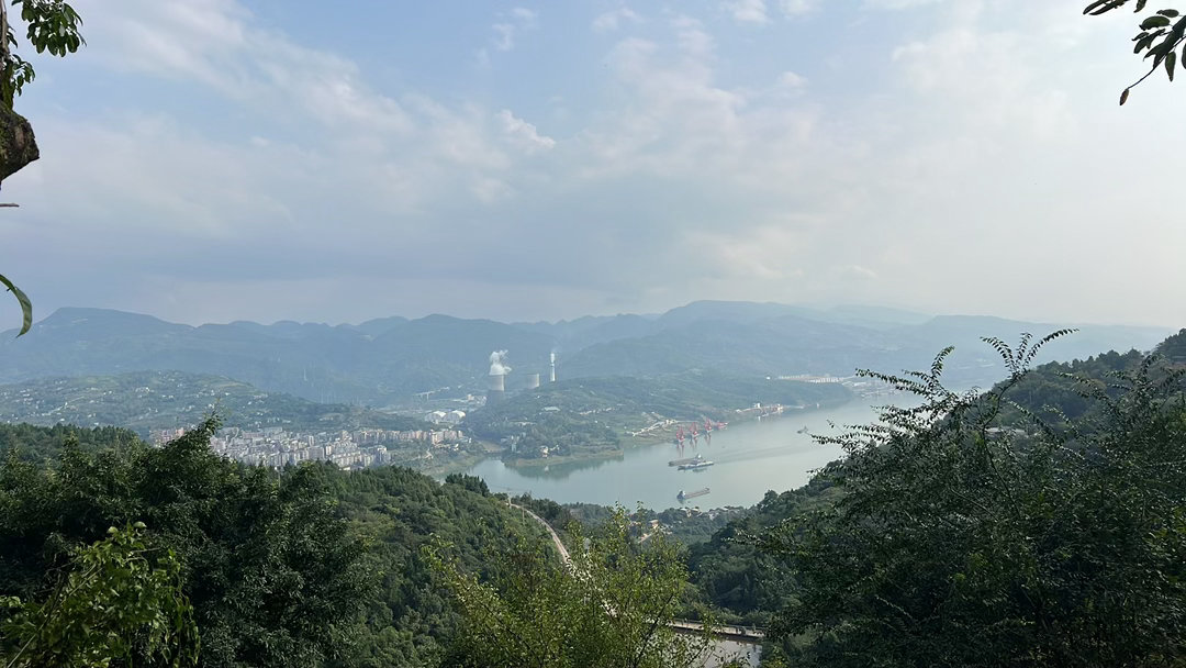 滚叔骑到万州，想重温下30多年的老时光，看看万州港的长台阶，买一张船票上船，一觉睡到重庆朝天门下船，可惜这种两地通勤客运轮船，已经停运十几年，只有一条滚装航线还在运行，就是万州 →湖北秭归茅坪（三峡坝上码头），但是不到重庆主城了。 ​