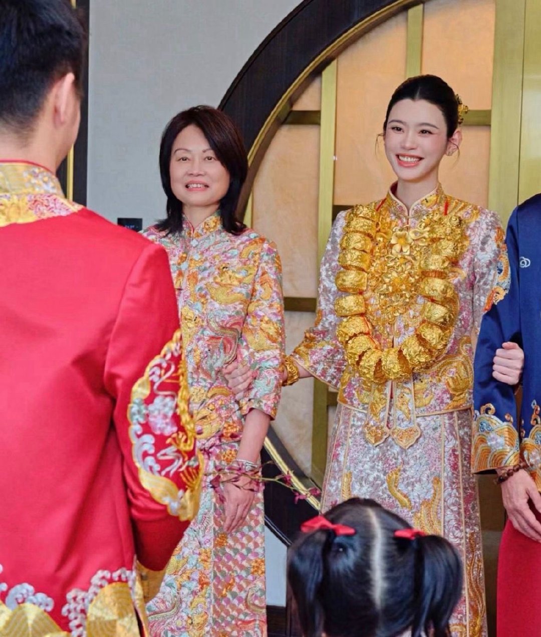 奚梦瑶在澳门婚礼答谢宴上一口气戴了22只龙凤镯，现场金饰确实很抢眼 ​
