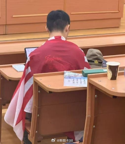 听说被开了？ 
#中国留学生就身披旭日旗道歉# ​