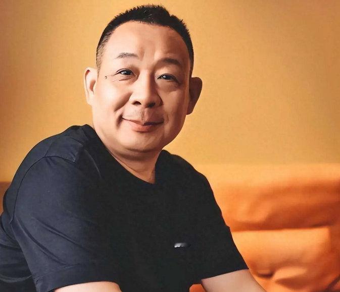 【#于东来建议给家人花不超3成收入#】近日，胖东来创始人于东来在个人账号“傻坏蛋于东来”开启直播，直播内容是9月15日晚在河南许昌胖东来产业园举办的一场内部员工篮球赛总决赛。他赛前走到员工中间进行了一段赛前交流。

直播画面里，于东来站在篮球场边，他反复强调人要学会爱自己，“千万不要只是 ​