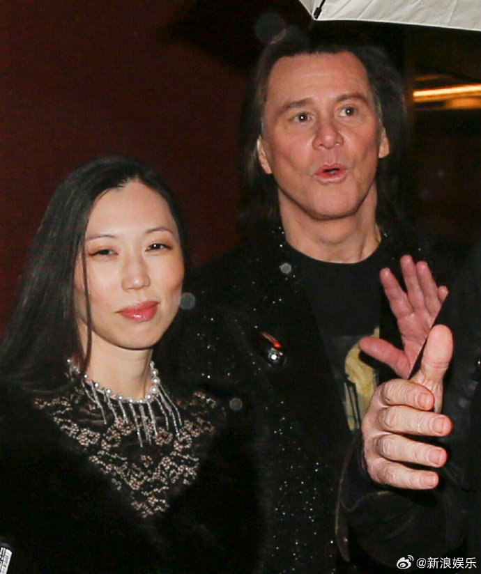 #楚门的世界男主金凯瑞结婚# 据外媒报道，《楚门的世界》主演金·凯瑞与女友Min Ah已完婚，婚礼在洛杉矶低调举行。两人相差32岁，2022年被拍到在一起，今年初在凯撒奖公开携手亮相，如今步入婚姻殿堂。 ​