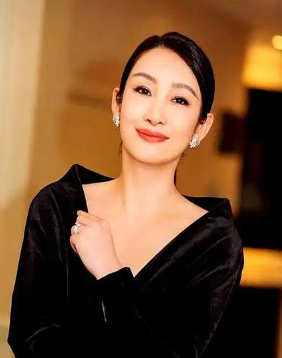 身家过亿的大明星秦海璐，一年赚的钱，够普通人花几辈子，可她回家第一件事，是叫老公，棉被她从不整理，拖鞋也要送到脚边。
 
（信源：央视网《妻子的浪漫旅行》：秦海璐王新军分享夫妻相处之道）
 
在如今的娱乐圈里，明星夫妻的感情状态总是备受关注。
 
提起演员秦海璐，很多人首先想到的往往是她那雷厉风行的