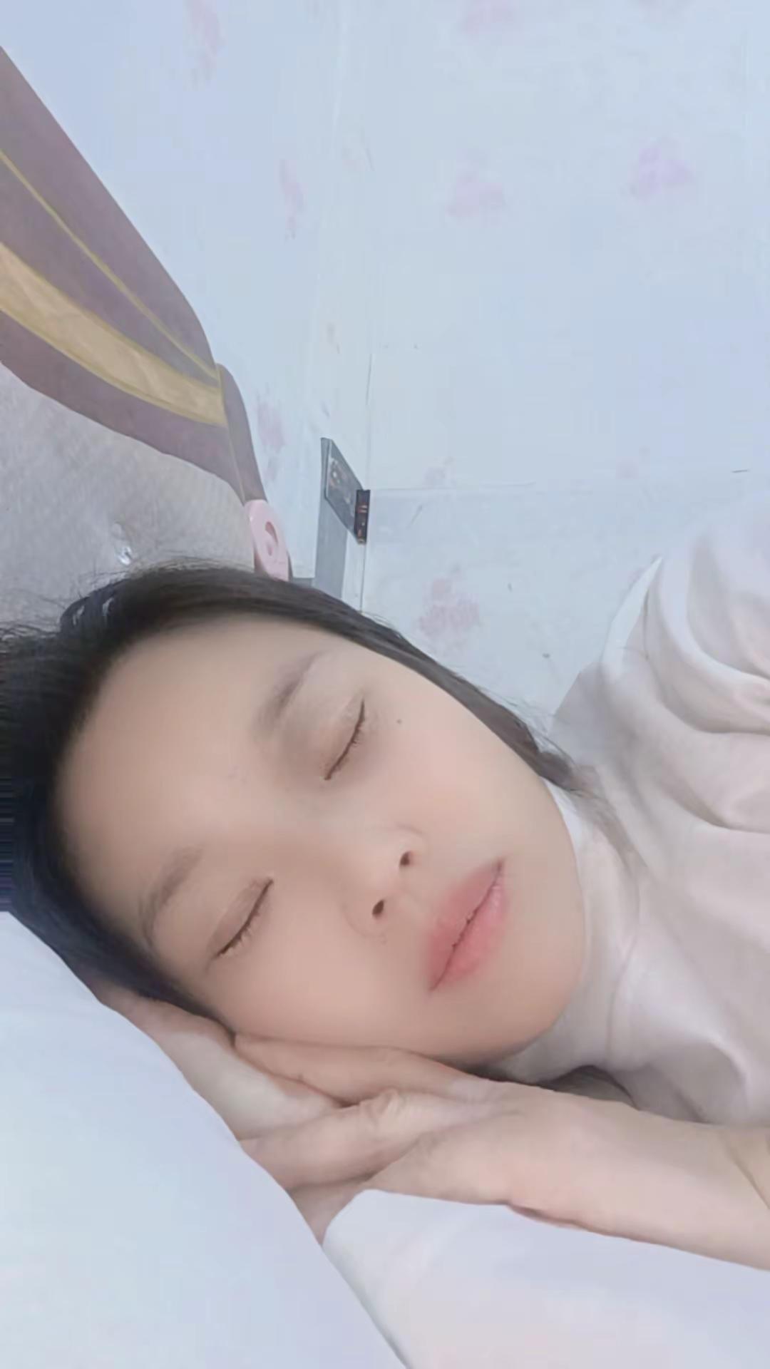 真的好想这样一躺再也不起来了，，想想这些年过的狼狈不堪的日子心都凉了...