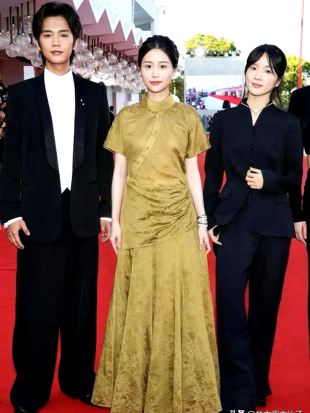 1999年出生的王彦桐、1998年的王晓慧、2004年的李思潼，三个年轻面孔一同亮相威尼斯国际电影节，王晓慧身穿金色新中式立领连衣裙，王彦桐和李思潼则是一身黑西装，画面一出，直接让人瞬间梦回《给阿嬷的情书》
 

看着台上这几个年轻姑娘落落大方的样子，满眼都是扑面而来的青春气。她们穿着不同风格的衣服