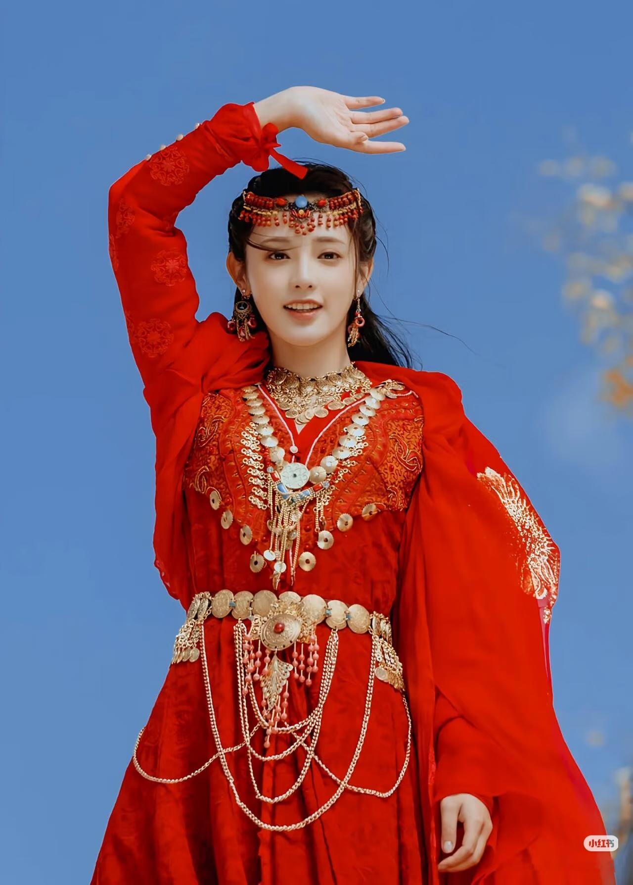 女星彭小苒直播走光究竟是无意还是故意？
今日彭小苒直播走光登上热搜，原来在昨天的直播中她穿了一件灰的挂脖露背毛衣，一做动作幅度大了她的侧乳和腰腹部就会走光，急得粉丝们在屏幕上刷屏让她换衣服。
事后工作室发布致歉声明，说没想到多机位下彭小苒会走光，有网友提出质疑，衣服穿上的那一刻就知道会不会走光，怎么