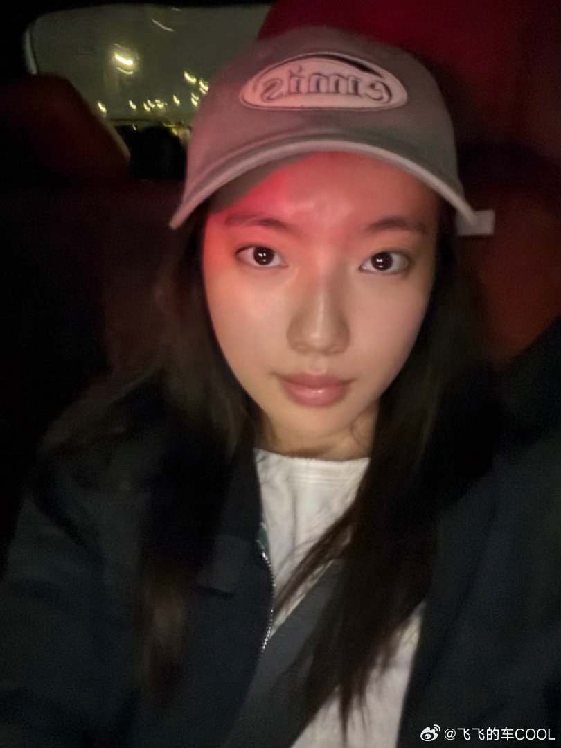 落地上海啦，下一站是苏州～
图2是问界M8的接驳车
图3是上海这个点是真的堵呀
也不知道几点能到苏州[泪]  ​