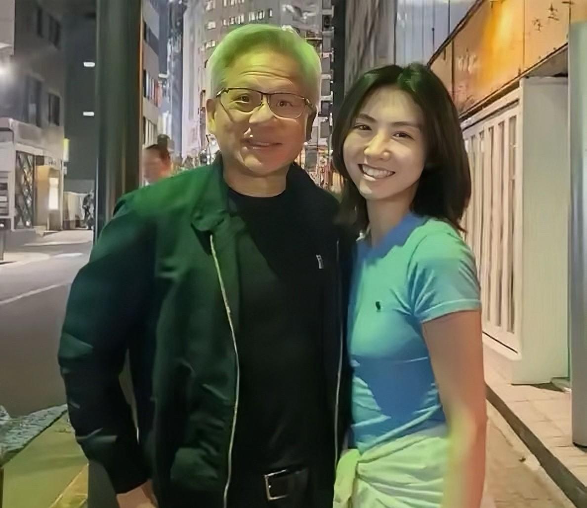 别以为黄仁勋身边这位美女只是个“花瓶”！

在英伟达创始人黄仁勋身边，有个人常常出现在镜头里。她跟着他穿过人群、接过外套、应对媒体，看起来像是随行工作人员，实际承担的事务远不止这些，她叫金洋，是英伟达中国区高级传播经理。

金洋2006年进入英伟达，网上曾流传她毕业于哈佛、年薪125万元等说法，后来