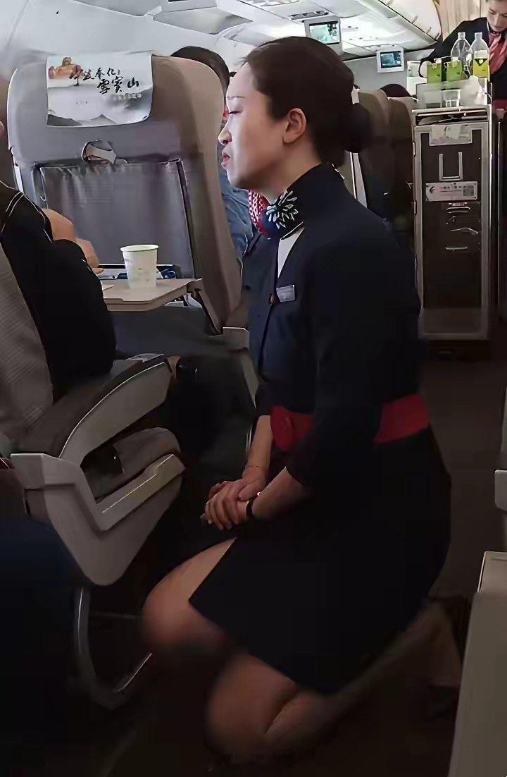 空姐不该是被幻想的符号？因小事为难空姐，原来不是第一次发生。都是爹生娘养的，何必呢？空姐下跪道歉，我觉得那乘客应该按寻衅滋事处理。老是对这种恶人遮遮掩掩，就是对善良人的残忍。[弱] ​