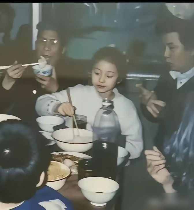 刘诗诗结婚那天，她妈一露面，全场安静了。
2016年巴厘岛，吴奇隆砸了50万枝鲜花，6架直升机空运，包了300多宾客三天两夜机酒。排场够大了吧。
结果婚礼视频流出来，网友全在截她妈的图。淡蓝色刺绣旗袍，腰背笔直，往那一站，把明星都压下去了。
后来有人扒，刘诗诗爷爷是刘田利，西河大鼓名家。她爸妈