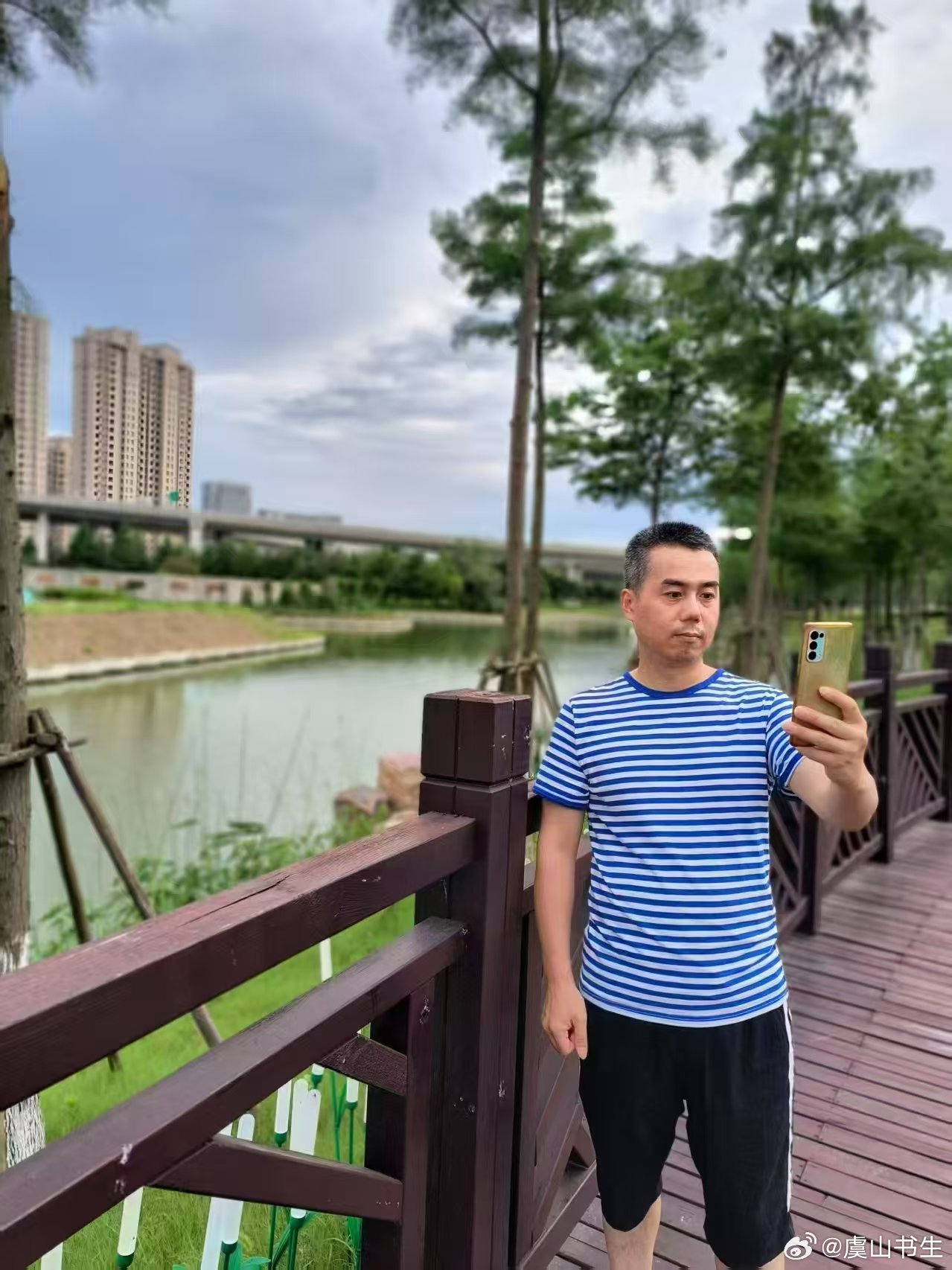 好久没听这首歌了--《壮志在我胸》
《壮志在我胸》是由李宗盛作词、作曲，蔡议樟编曲，成龙演唱的歌曲，收录于1991年12月31日发行的专辑《第一次》中 ，是电视剧《江湖再见》的片头曲 。

该曲一经发行便风靡全中国，积极向上的主题、朗朗上口的歌词，不仅传唱度高，更被人们当做“励志金曲”。
在每次 ​