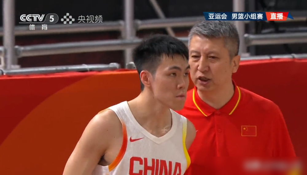19岁男篮替补23分钟砍18分，正负值+33炸了！
2026亚运会男篮小组赛，中国105-59狂胜巴林，2连胜。
19岁李悦洲替补23分钟，6投6中，三分2中2，罚球5中4，拿18分3板3助，效率拉满。
首节上来5分钟连拿5分，篮下硬扛还有拉杆，防守全场紧逼不手软，郭士强直接夸他敢打敢拼。