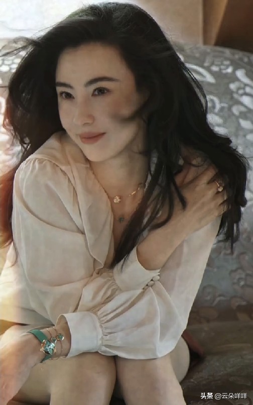 张柏芝这边独美！最小的小儿子九一也要上小学了，张柏芝也开始了工作模式，拍的杂志封面真的好漂亮！不得不说，46岁的张柏芝，已经是三个宝贝的妈妈，这状态真的很好了！而张柏芝也把三个孩子培养的非常好！

老大在澳洲读大学，今年19岁了。老二在香港上国际学校，今年16岁了。最小的小儿子，今年也七岁了，马上要